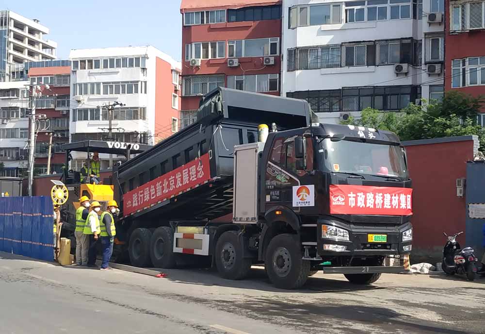 首批纯电动沥青混合料运输车1.jpg