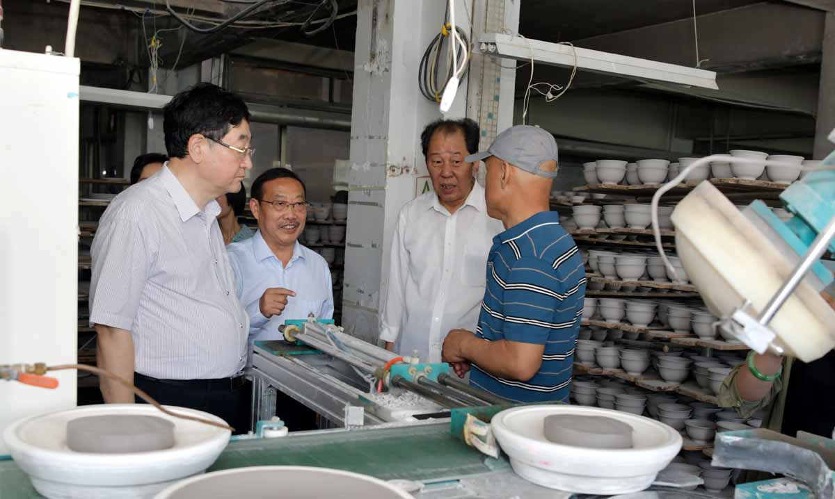 广丰方正非矿开发公司董事长梅端杰（左2）在淄博中强陶瓷公司调研.JPG